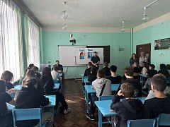 Ершовские представители правоохранительных органов проводят "Уроки безопасности в сети" со школьниками