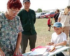 Жители Ершовского района — и дети, и взрослые — написали письма бойцам СВО со словами поддержки