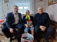 В преддверии Нового года облдеп навестил 100-летнюю жительницу Ершовского района Анну Зеленкину