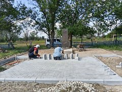 В ершовском селе ведутся работы по благоустройству территории у памятника