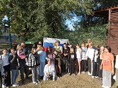 В праздник ершовские дети фотографировались в военной амуниции на фоне российского флага