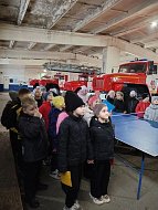 Ершовские второклассники побывали в пожарной части накануне профессионального праздника