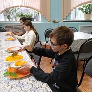 Юные поварята варили кашу на учебной кухне ершовского центра соцобслуживания