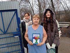 Школьники поздравили ершовских бабушек с Днем матери