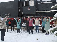 Пожилые ершовцы совместили скандинавскую ходьбу с разминкой на свежем воздухе