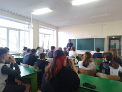 Ершовские школьники и спасатель пообщались на «Классной встрече»
