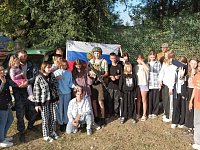 В праздник ершовские дети фотографировались в военной амуниции на фоне российского флага