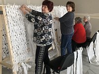 Зимние маскировочные сети готовят для фронта «серебряные» волонтеры
