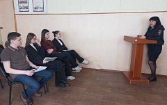 В день своего профессионального праздника оперуполномоченный ГЭБиПК ОМВД встретилась с учениками школы г. Ершова