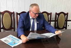 Облдеп Иван Бабошкин оформил подписку на районную газету семьям участников СВО из Ершова