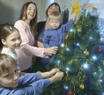 Многодетные семьи ершовцев приняли участие в акции «Наряжаем елку всей семьей»