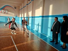 Николай Панков подарил ершовским школьникам спортивный инвентарь