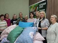 В центре соцобслуживания Саратова шьют подушки для участников СВО