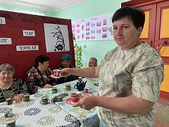 Ершовские сельчане в Международный день чая устроили чайные посиделки