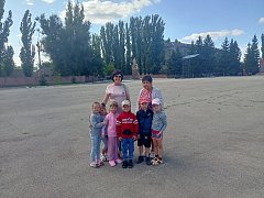 Юные ершовцы-патриоты вручили горожанам ленточки триколора