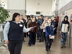 За кулисами железной дороги и правопорядка: участники Движения Первых познакомились с работой железнодорожной станции Ершов и Линейного отдела полиции