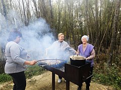 «Неделя золотых людей» для ершовских получателей соцуслуг завершилась отдыхом на природе