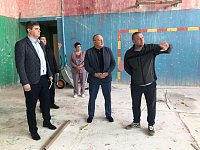 Облдеп и глава Ершовского района проинспектировали ход ремонта школы №3