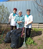 «Серебряные» волонтеры Ершовского района провели акцию «Чистый и уютный двор»