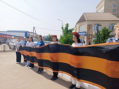 В Ершове молодогвардейцы и волонтеры на площади растянули 100-метровую георгиевскую ленту