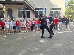В Ершове в летнем лагере школы № 3 состоялась «Зарядка со стражем порядка»