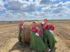 Артисты РДК продолжают поддерживать ершовских хлеборобов любимыми песнями