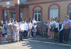 В Семено-Полтавской школе учащиеся, учителя и библиотекарь возложили цветы к мемориальной доске Коба В. Г.