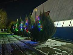 В Ершове продолжают украшать здания к празднику