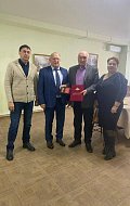 Во время своего визита в Ершовский район облдеп вручил награду руководителю сельхозпредприятия