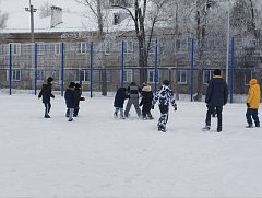 В Ершове полицейский Дед Мороз принял участие в спортивном мероприятии