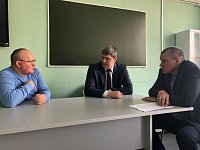 Областной депутат Иван Бабошкин и глава района Константин Мызников встретились с ершовскими медиками
