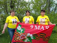 Жители Ершовского района присоединились к акции «Бессмертный полк»: фото героя на одежде»