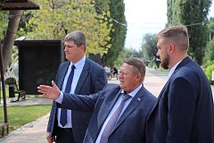 Панков призвал подать в суд на подрядчика, некачественно реконструировавшего парк имени Пушкина в Ершове