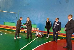 Николай Панков подарил ершовским школьникам спортивный инвентарь