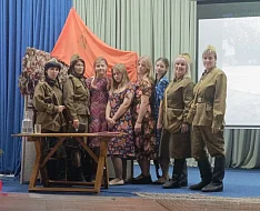 В Ершове прошел театральный показ военного спектакля «Вижу цель»