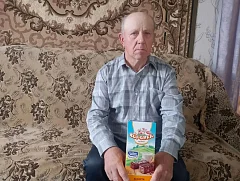 В селе Краснянка Ершовского района поздравили получателей социальных услуг с Днем отца