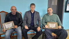 Глава Ершовского района передал ООО «ДРСУ» грамоту за поддержку военнослужащих и благодарность от воинской части
