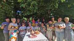 Пожилых ершовцев угостили душистым лакомством