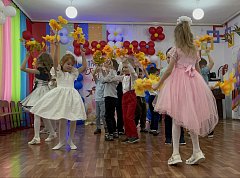 В детском саду «Василек» города Ершова прошел праздничный утренник, посвященный Дню матери и празднику осени