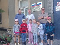 Юные ершовцы-патриоты вручили горожанам ленточки триколора