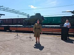 Во время стоянки "Воинского эшелона" для ершовцев и гостей города на перроне шел концерт