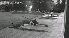 Ершовские девочки-«гурманы» пожарили сосиски на пламени Вечного огня