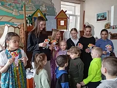 Ершовский кукольный театр дарит радость детям даже во время каникул