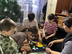 Специалисты Ершовского центра соцобслуживания населения поздравили многодетную семью с праздником