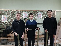 Ершовские школьники помогали «Русской общине» плести масксети