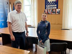 Глава Ершовского района Константин Мызников принял участие в акции "Собери ребенка в школу"