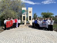 В Ершове по инициативе Первых молодежь почтила память воинов, умерших от ран в эвакогоспитале