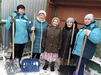 «Серебряные» волонтеры «штурмовали» заметенные снегом дворы ершовских пенсионеров