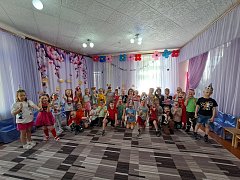 Ершовские малыши отпраздновали веселый праздник в забавных нарядах и с необычными прическами