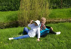 «Аленушка» у болотца, наряды из сирени и сережки березки — пожилые жительницы Ершова подошли креативно к фотосессии на природе